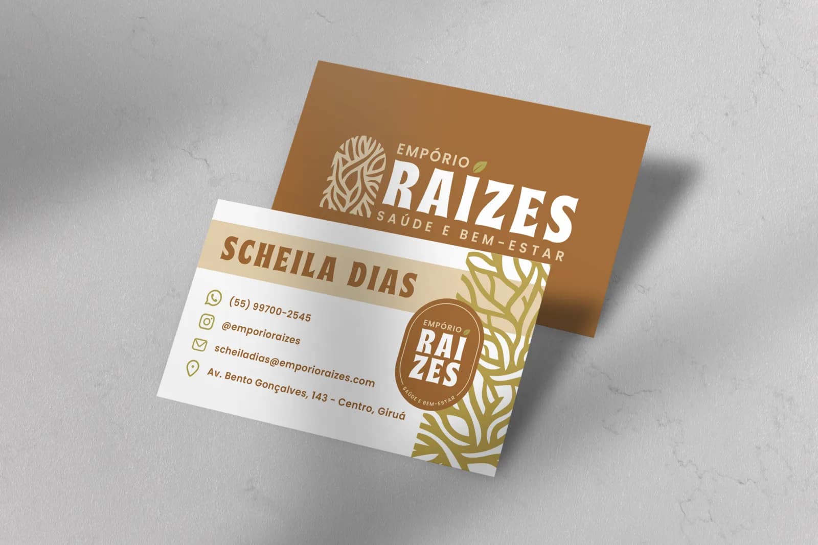 Cartão de visita da Empório Raízes, frente com o logo e verso com os dados da Scheila