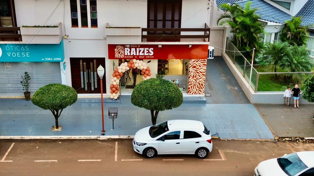 Fachada da Empório Raízes no dia da inauguração, com balões na porta