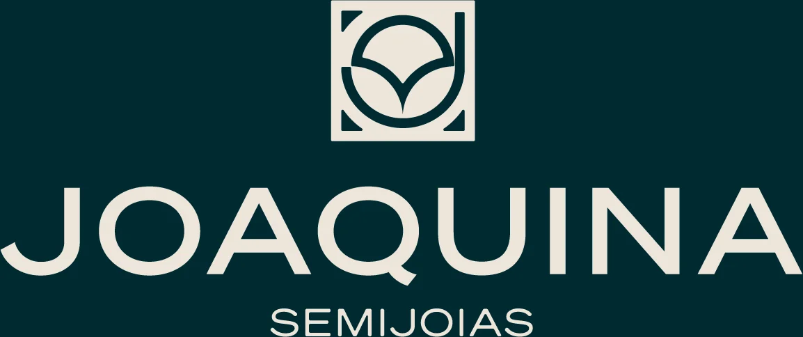 Logotipo Joaquina Semijoias em bege sobre fundo azul-petróleo
