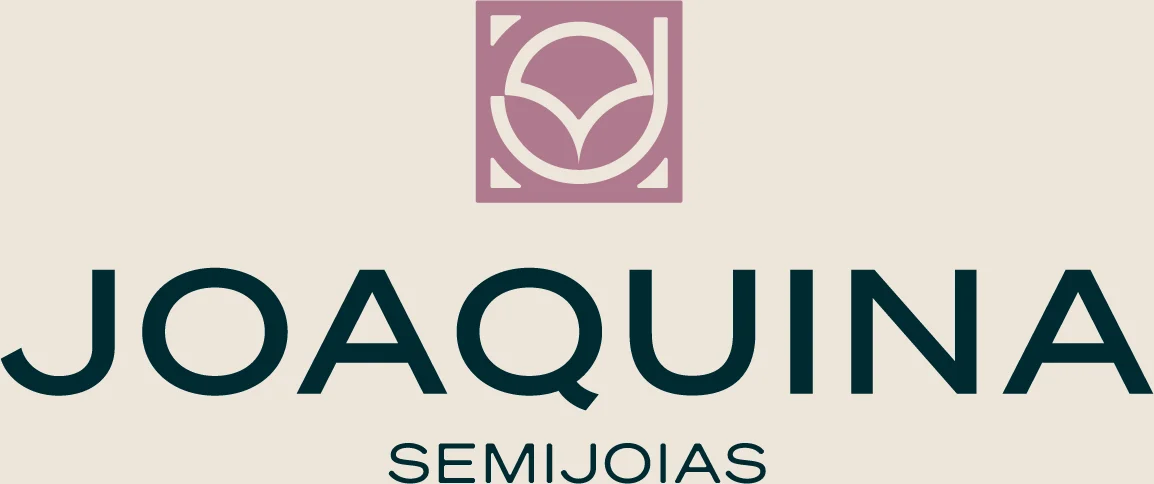 Logotipo Joaquina Semijoias em azul e rosa sobre fundo bege