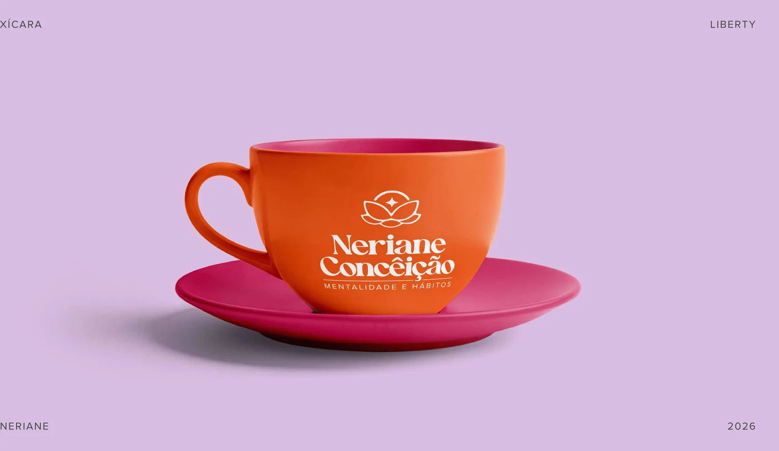 Xícara com o logo da Neriane Conceição aplicado, sobre pires rosa